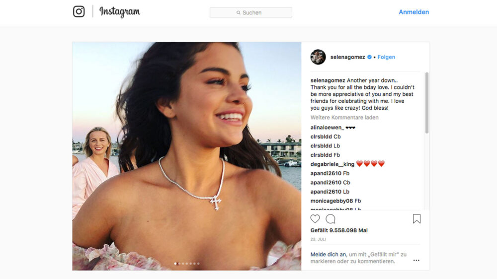 Auf dem Originalbild von Selena Gomez ist ihr Kreuzanhänger zu sehen