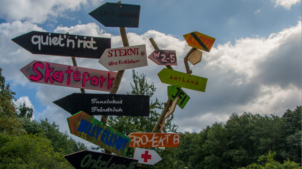 Wegweiser zeigen den Teilnehmern beim Freakstock, wo welche Angebote zu finden sind (Archivbild)