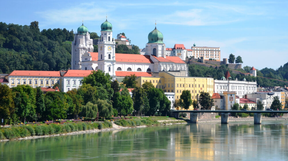 Die Kirche ist für viele Bayern (hier der Dom St. Stephan in Passau) aus dem gesellschaftlichen Leben nicht wegzudenken. Von der Partei CSU entfremdet sich die Institution laut eines Beitrags in der Süddeutschen Zeitung zusehends.