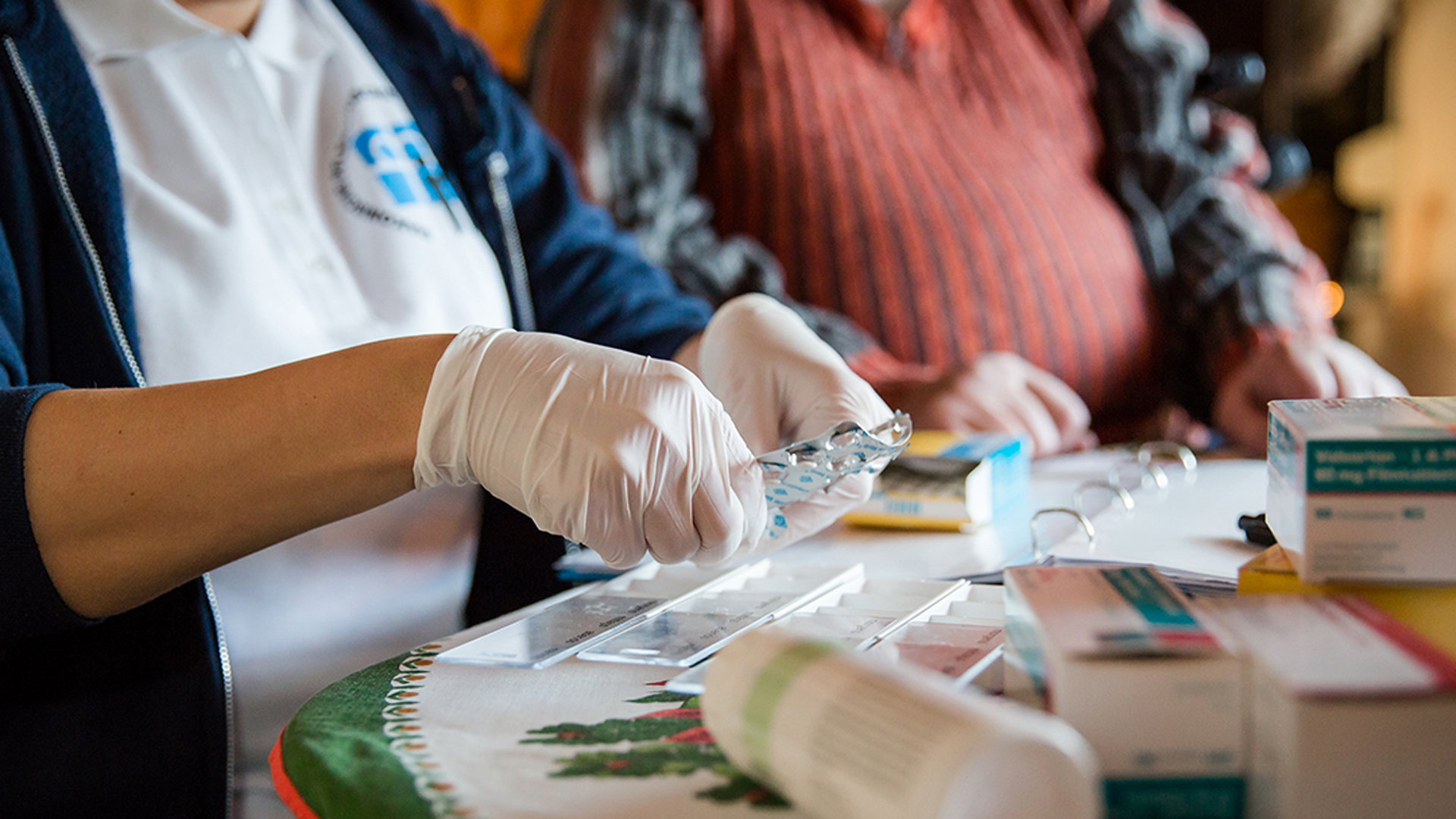 Das Vorbereiten und Verteilen der Medikamente ist in der ambulanten und in der stationären Pflege eine der vielen Aufgaben für die Pflegefachkräfte