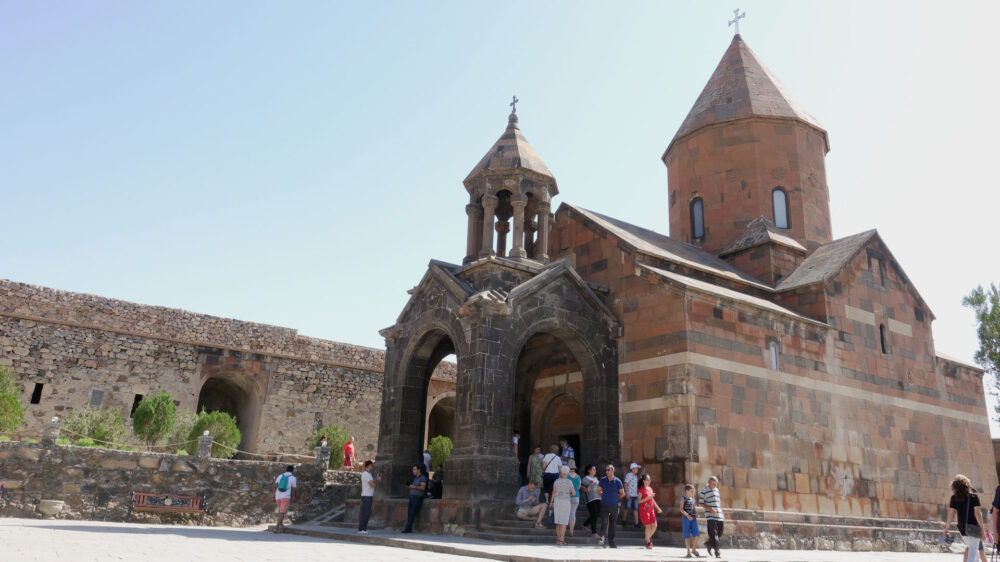 301 wurde das Christentum in Armenien Staatsreligion. Das Kloster Chor Virap erinnert daran. Seitdem prägen die christliche Tradition und der Glaube das Selbstverständnis der Armenier als Nation.