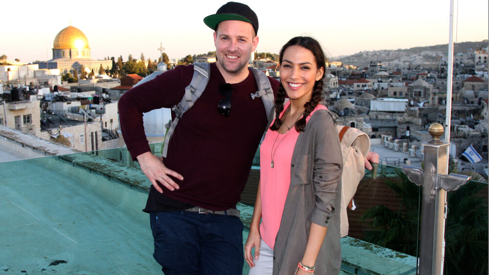 Die Moderatoren Bernhard „Ben“ Blümel und Amy Mußul begeben sich auf eine Weltreise auf den Spuren des Christentums