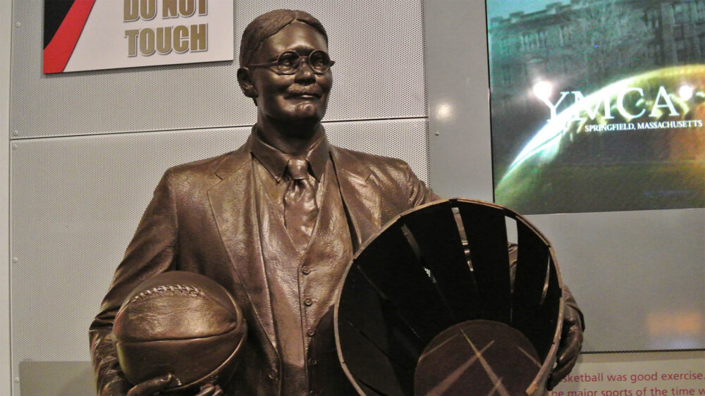 Eine Statue zur Ehren des Erfinders des Basketballs in der „Naismith Memorial Basketball Hall of Fame“ in Springfield, Massachusetts