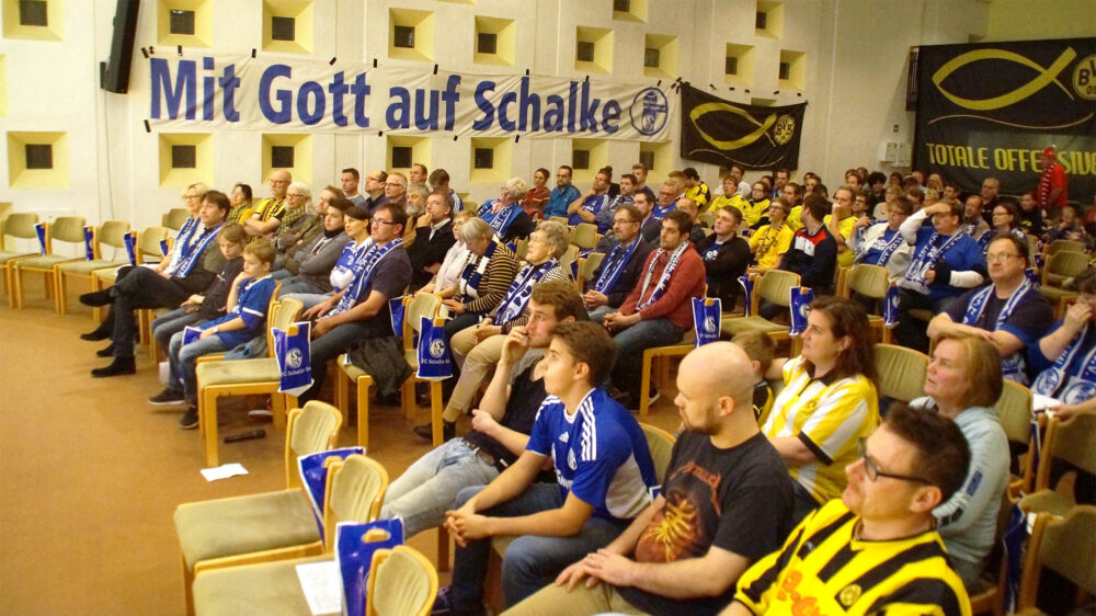 Bei Gottesdiensten treffen sich gläubige Fans von Schalke und von Borussia Dortmund mehrmals im Jahr