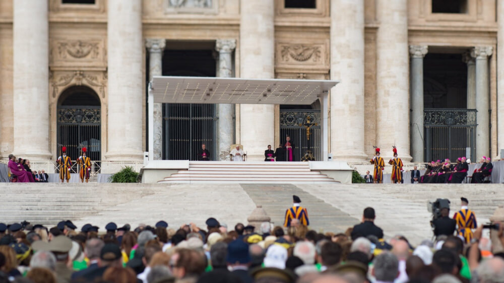 Jeden Mittwoch gibt der Papst eine Generalaudienz auf dem Petersplatz im Vatikan. Das Vertrauen in ihn und die Kirchenleitung könnte schwinden, wenn er nicht entschlossener gegen sexuellen Missbrauch in seiner Kirche vorgeht.