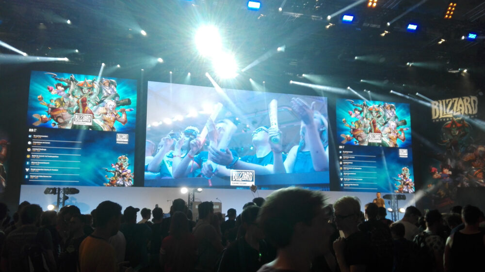 Produktpräsentation des Entwicklerstudios „Blizzard" auf der Gamescom. Der Ablauf erinnert an eine Liturgie.