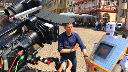 HR-Moderator Philipp Engel beschäftigt sich mit Künstlicher Intelligenz und hat dabei auch den Segensroboter der EKHN in Augenschein genommen