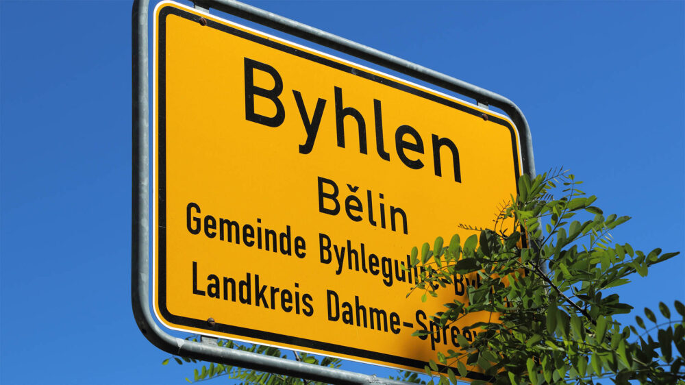 Deutsch-Sorbisches Ortseingangsschild in Byhlen, Brandenburg