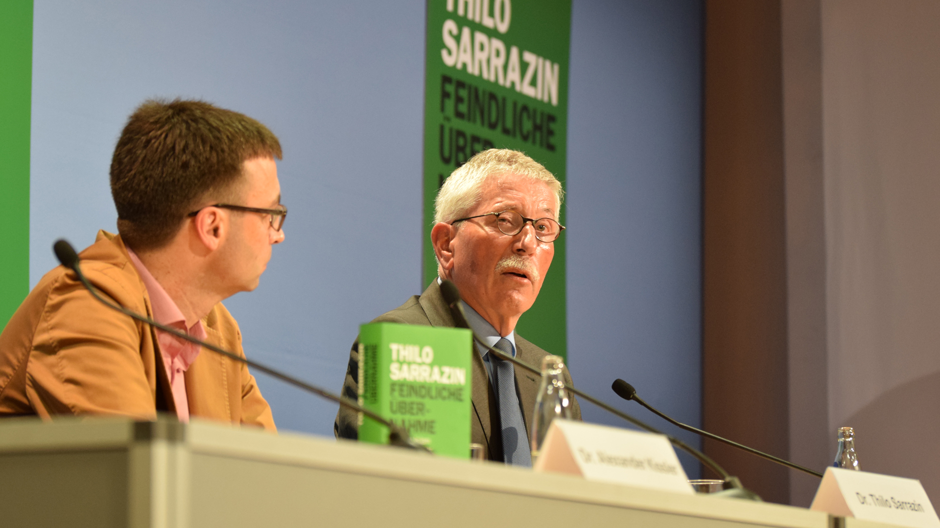Journalist Alexander Kissler (l.) und Thilo Sarrazin bei der Vorstellung des Buchs „Feindliche Übernahme