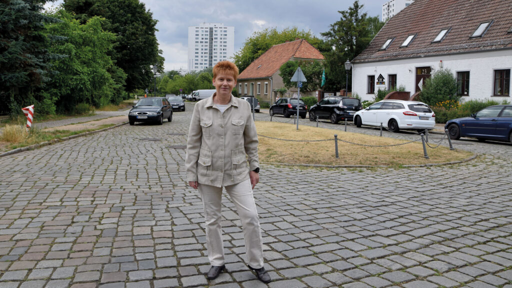 Zwischen Platte und Kirche im Kiez: Petra Pau in ihrem Berliner Wahlkreis Marzahn-Hellersdorf