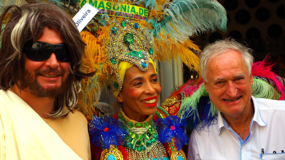 Detlev F. Neufert (r.) will zeigen, dass das Christentum fröhlich ist. Bei einer eigens zu diesem Zweck angemeldeten Demo begleiteten ihn ein als Jesus verkleideter Schauspieler und die Choreografin Sonia de Oliveira.