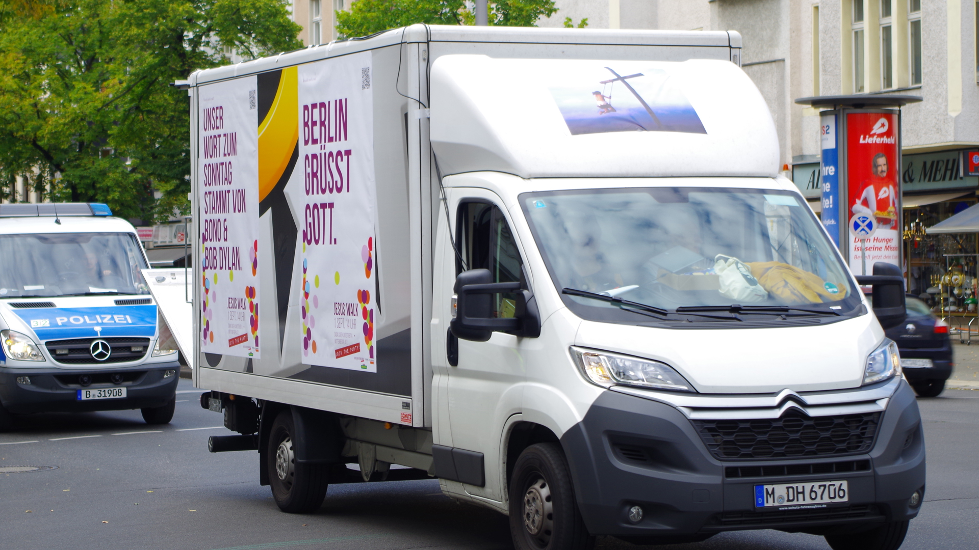 Ein Transporter mit Botschaft sollte die Berliner am Samstag davon überzeugen, dass das Christentum eine gute Sache ist