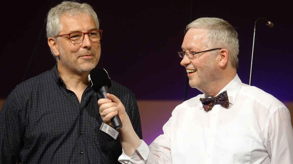 Der ehemalige Leiter des Evangelischen Allianzhauses, Heiko Schalling (links), und der neue Leiter sowie DEA-Generalsekretär Hartmut Steeb (rechts) auf der Allianzkonferenz 2018 in Bad Blankenburg