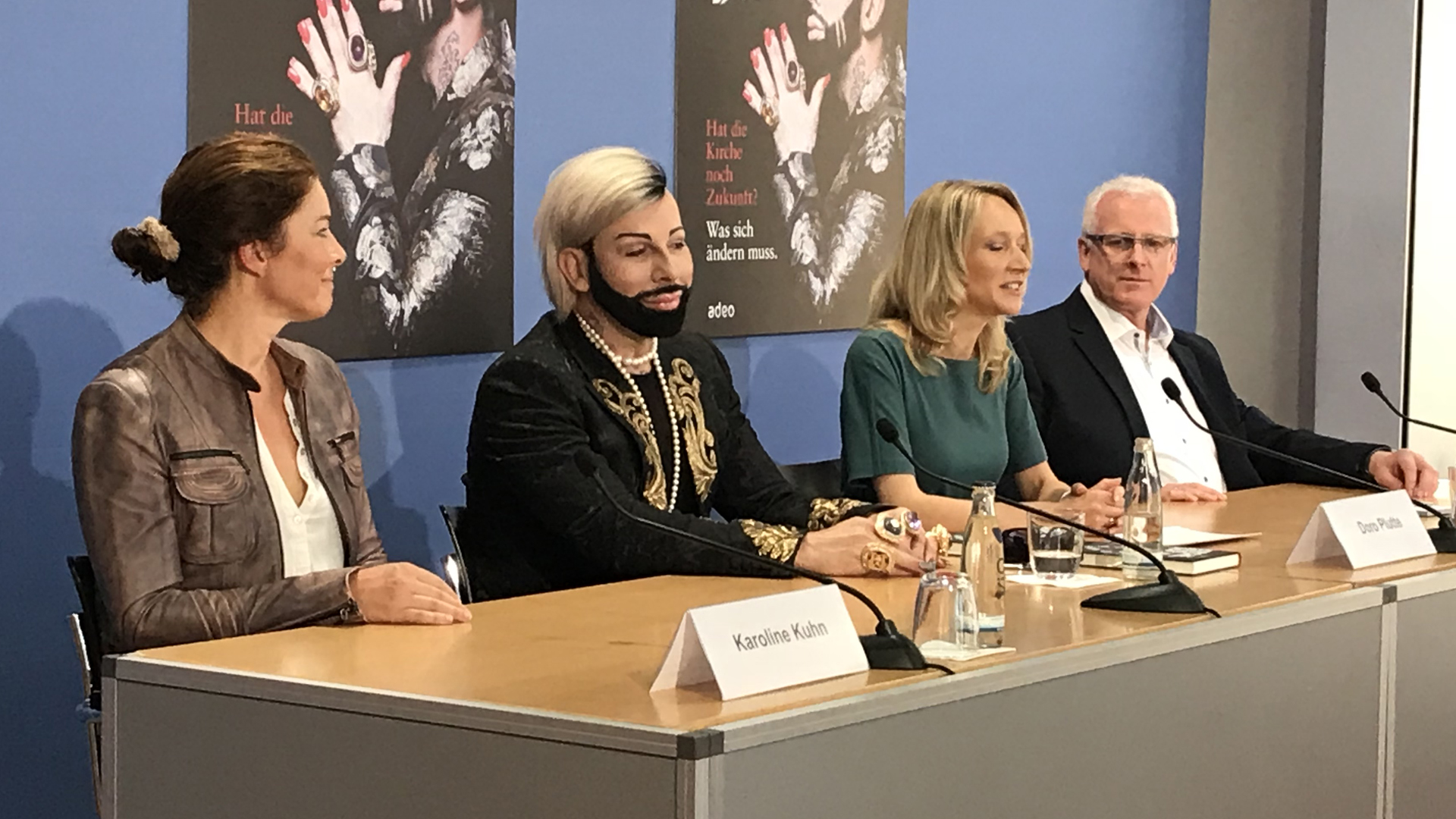 Pressekonferenz in Berlin (v.l.): Karoline Kuhn von Adeo, Harald Glööckler, Moderatorin Doro Plutte und Verlagsleiter Detlef Holtgrefe