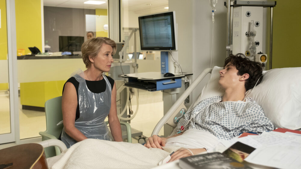 Richterin Maye (Emma Thompson) besucht den an Leukämie erkrankten Jungen Adam (Fionn Whitehead) im Krankenhaus