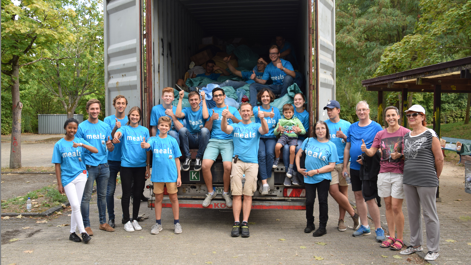 Schüler und Ehrenamtliche halfen beim Verladen der Rucksäcke in Mainz