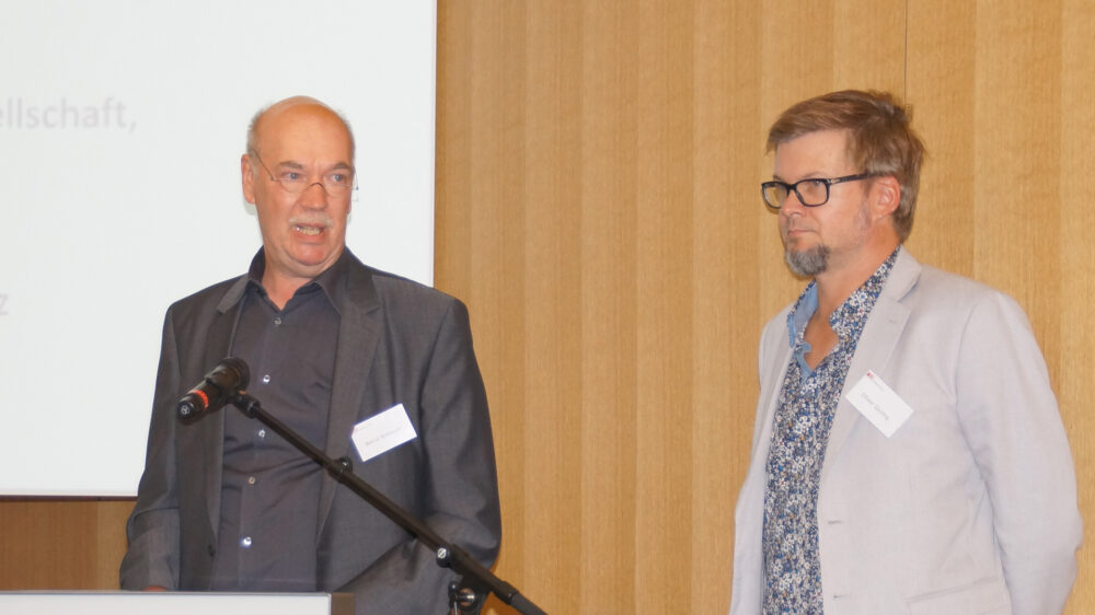 Die Kommunikationswissenschaftler Bernd Blöbaum und Oliver Quiring forschen zu der Frage, wie sehr die Menschen Medien und gesellschaftlichen Institutionen vertrauen