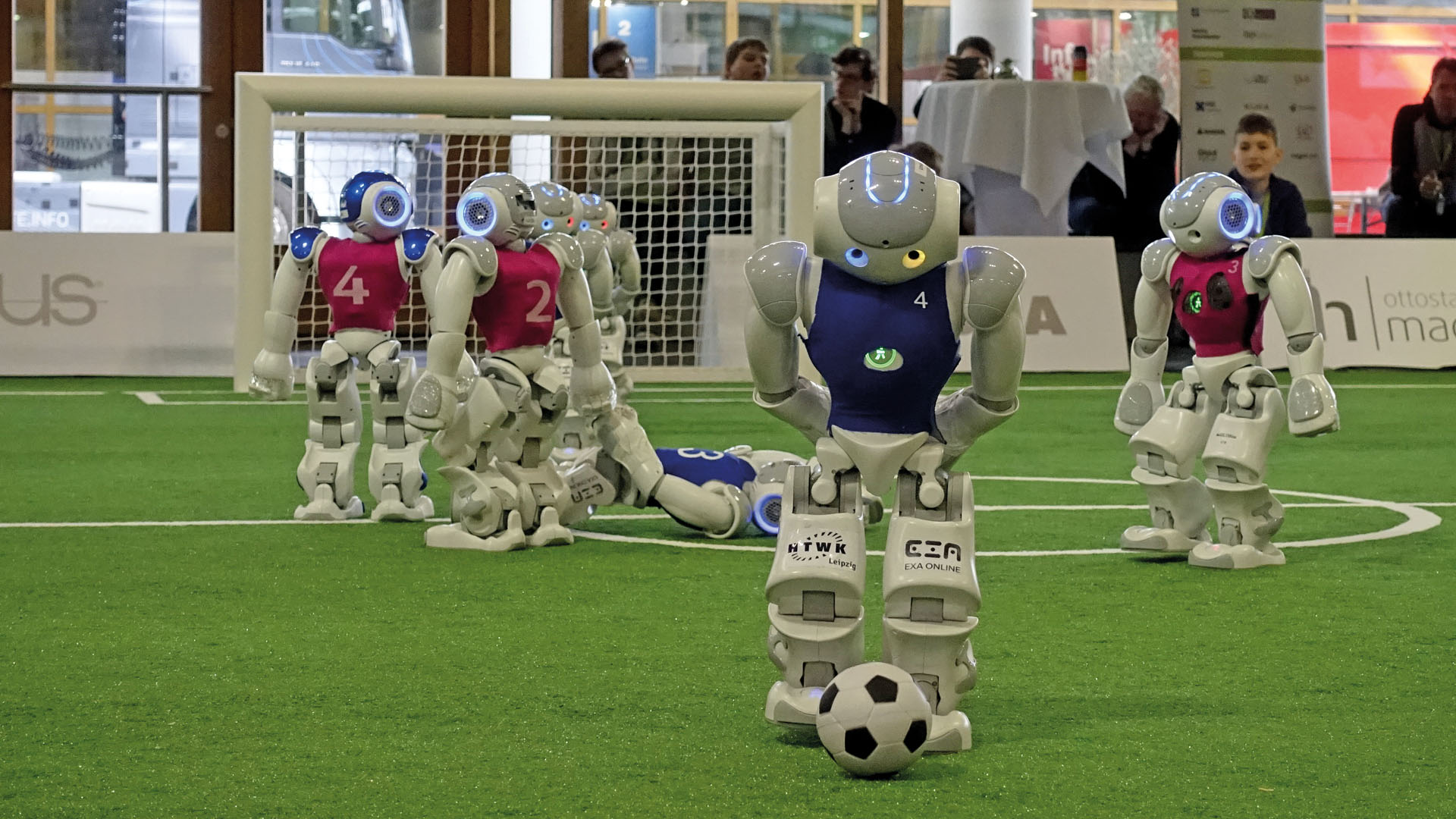 Beim Roboter-Fußball sind die deutschen Mannschaften international sehr erfolgreich: Das Nao-Team HTWK von der Leipziger Hochschule für Technik, Wirtschaft und Kultur hat in diesem Jahr beim RoboCup die German Open und den Weltmeistertitel in der „Standard Platform League“ gewonnen.