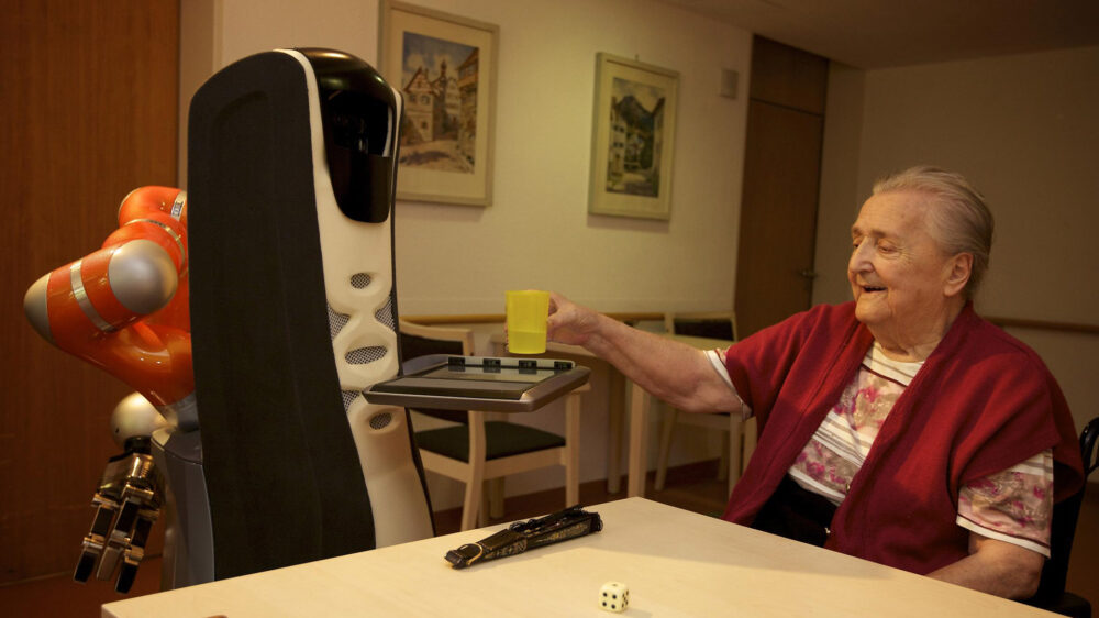 Pflege- und Assistenzroboter wie der Care-O-bot des Fraunhofer-Instituts könnten zukünftig bei der Betreuung von kranken und alten Menschen helfen