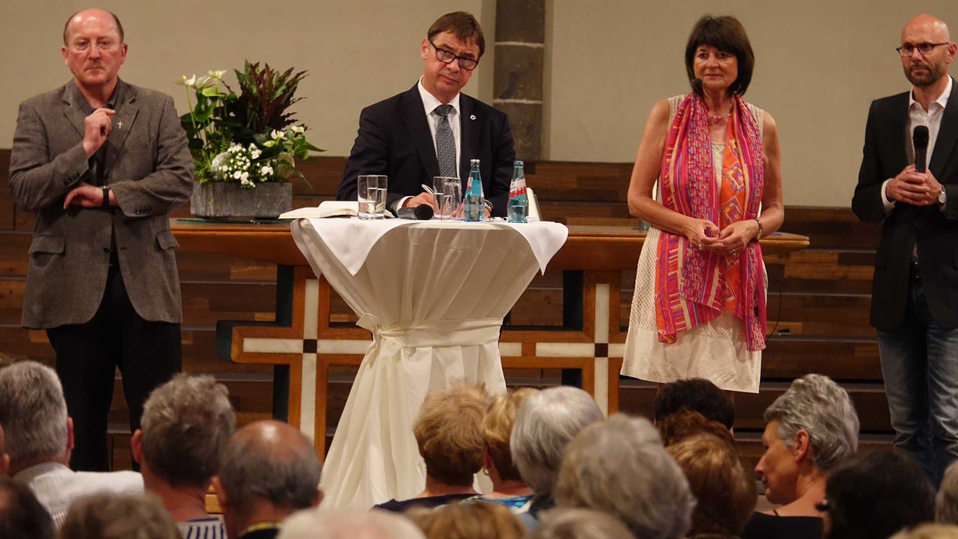 Der katholische Stadtdekan Johannes zu Eltz (l.), bei einer Veranstaltung im vergangenen Jahr in der Heilig-Geist-Kirche im Dominikanerkloster in Frankfurt mit Kirchenpräsident Volker Jung (Evangelische Kirche in Hessen und Nassau) und den Moderatoren Andrea Seeger und Martin Vorländer (v.l.n.r.) (Archivbild)