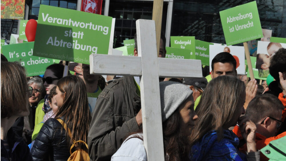 Mit weißen Kreuzen, die an abgetriebene Kinder erinnern sollen, demonstrierten Christen am Samstag in Berlin für den Lebensschutz