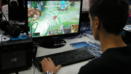 Neben der Drogensucht ist auch die Computerspielsucht ein verbreitetes Problem unter jungen Menschen