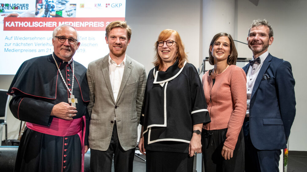 Die Preisträger des Katholischen Medienpreises Johannes Böhme (2. v. l.), Gudrun Hanke-El Ghomri (Mitte) und Katja Grundmann (2. v. r.) mit dem Juryvorsitzenden Bischof Gebhard Fürst (links) und Joachim Frank, dem Vorsitzenden der Gesellschaft Katholischer Publizisten