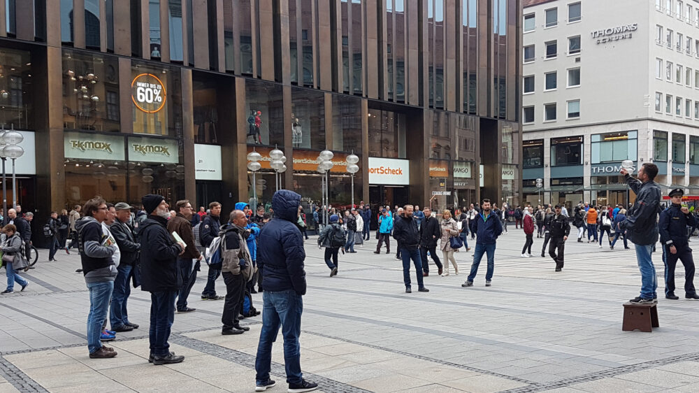 Eine Szene von der diesjährigen Straßenpredigerkonferenz – ganz rechts auf dem Podest ein Prediger