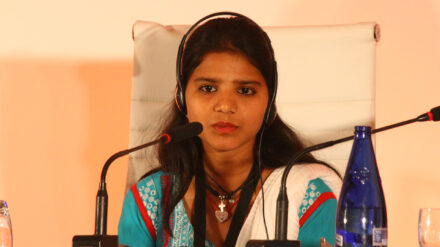 Asia Bibis Tochter Eisham Ashiq 2015 bei einer Konferenz zur Situation ihrer Mutter. Sie vertraut auf Gott, dass Bibi frei kommt.