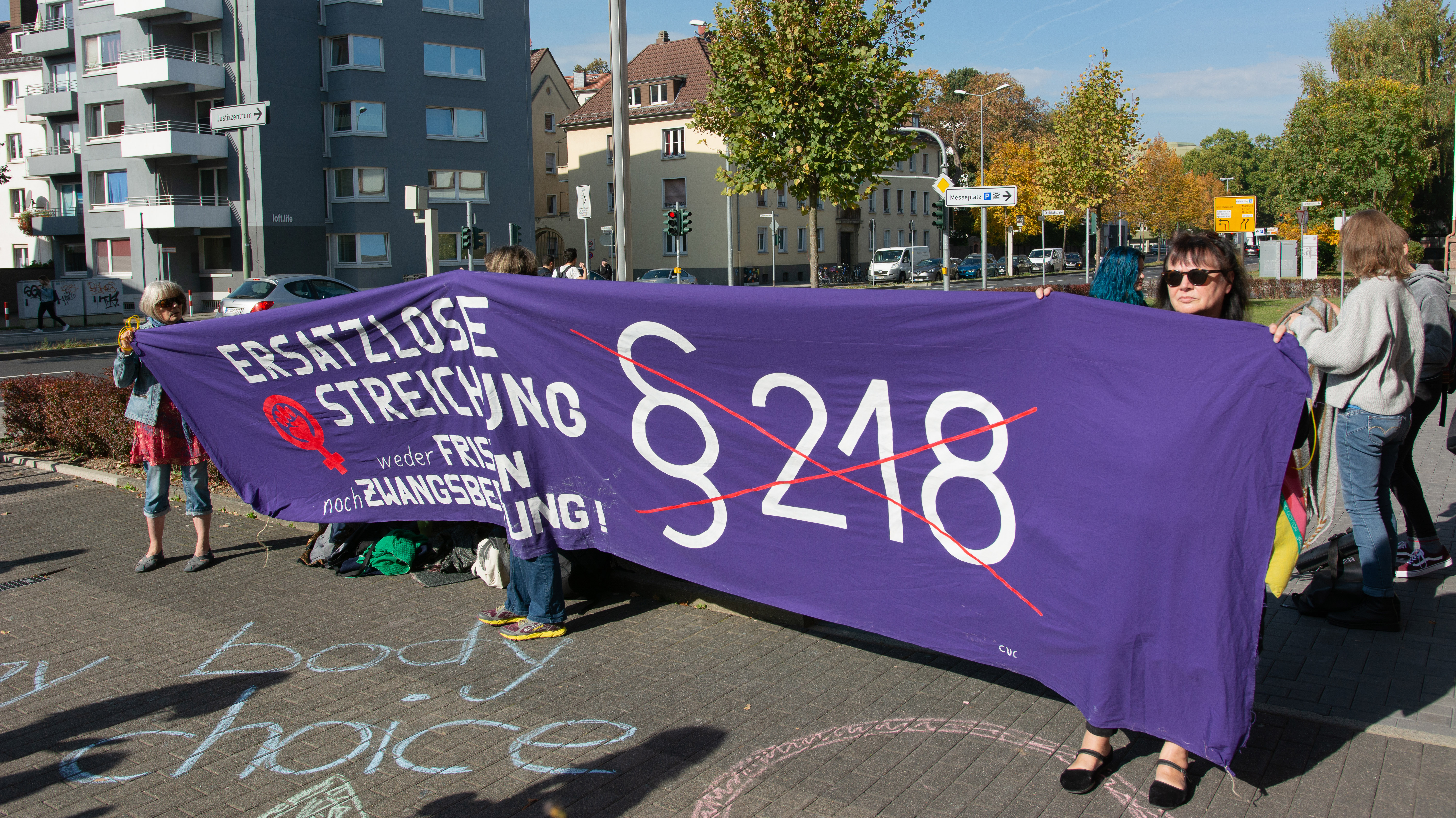 Vor dem Gerichtsgebäude solidarisierten sich etwa 150 Aktivisten mit Hänel