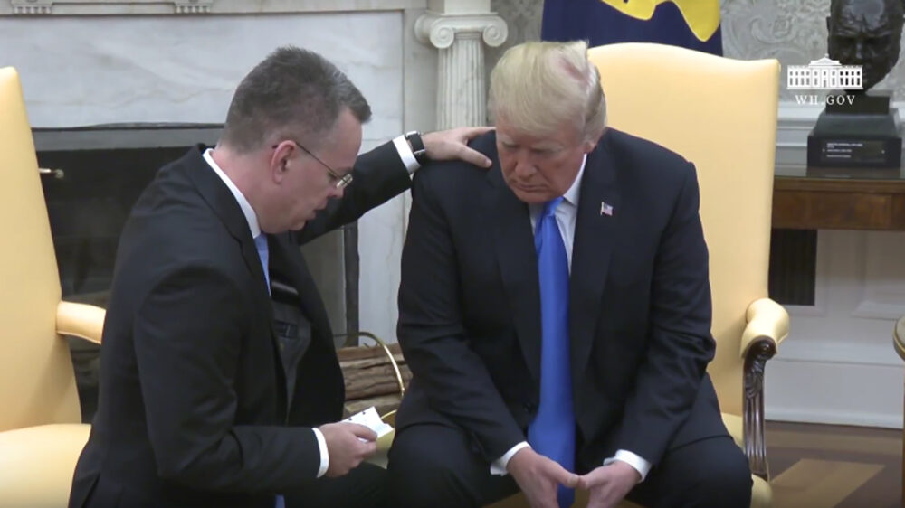 Der aus der türkischen Haft entlassene Pastor Andrew Brunson bedankt sich bei US-Präsident Trump mit einem Gebet