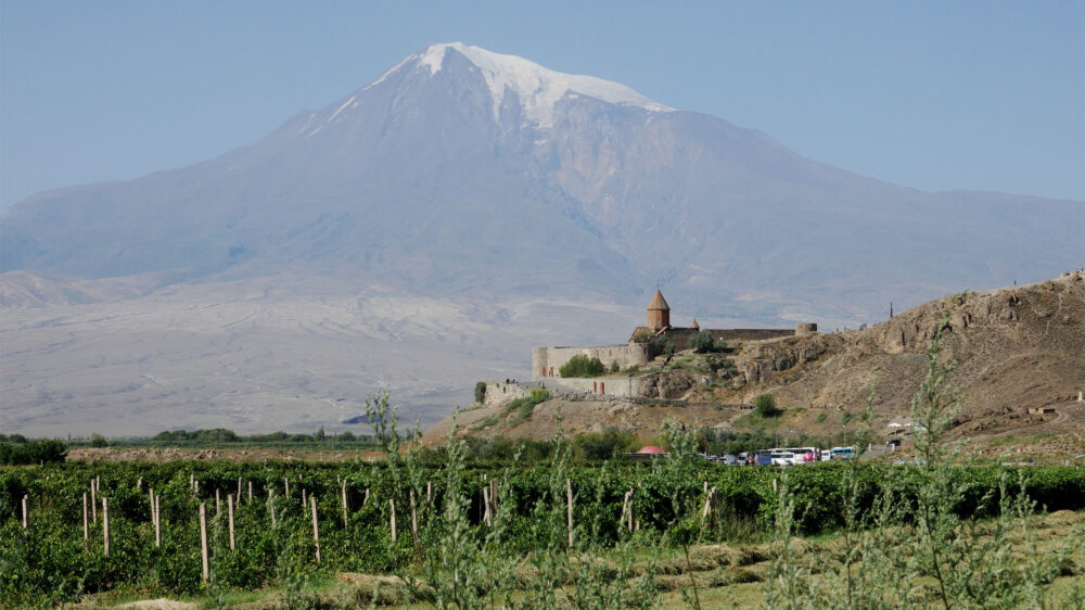 Der Berg Ararat, auf dem laut biblischem Bericht nach der Sintflut die Arche Noah aufgesetzt ist, ist das Wahrzeichen Armeniens. Allerdings steht er auf dem Gebiet der Türkei.