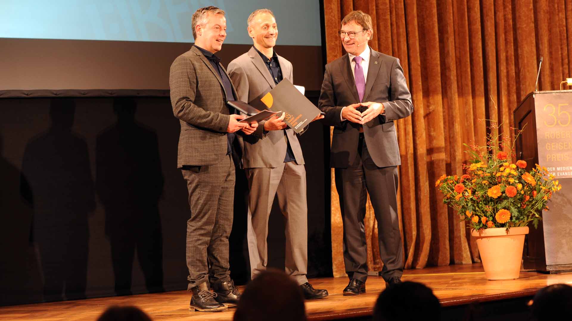 Regisseur Martin Zylka, Autor Karlheinz Koinegg und Kirchenpräsident Volker Jung