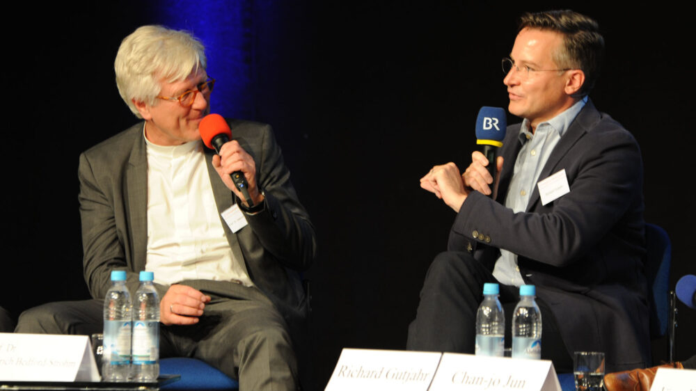 Heinrich Bedford-Strohm und Richard Gutjahr in der Debatte beim Evangelischen Medienkongress