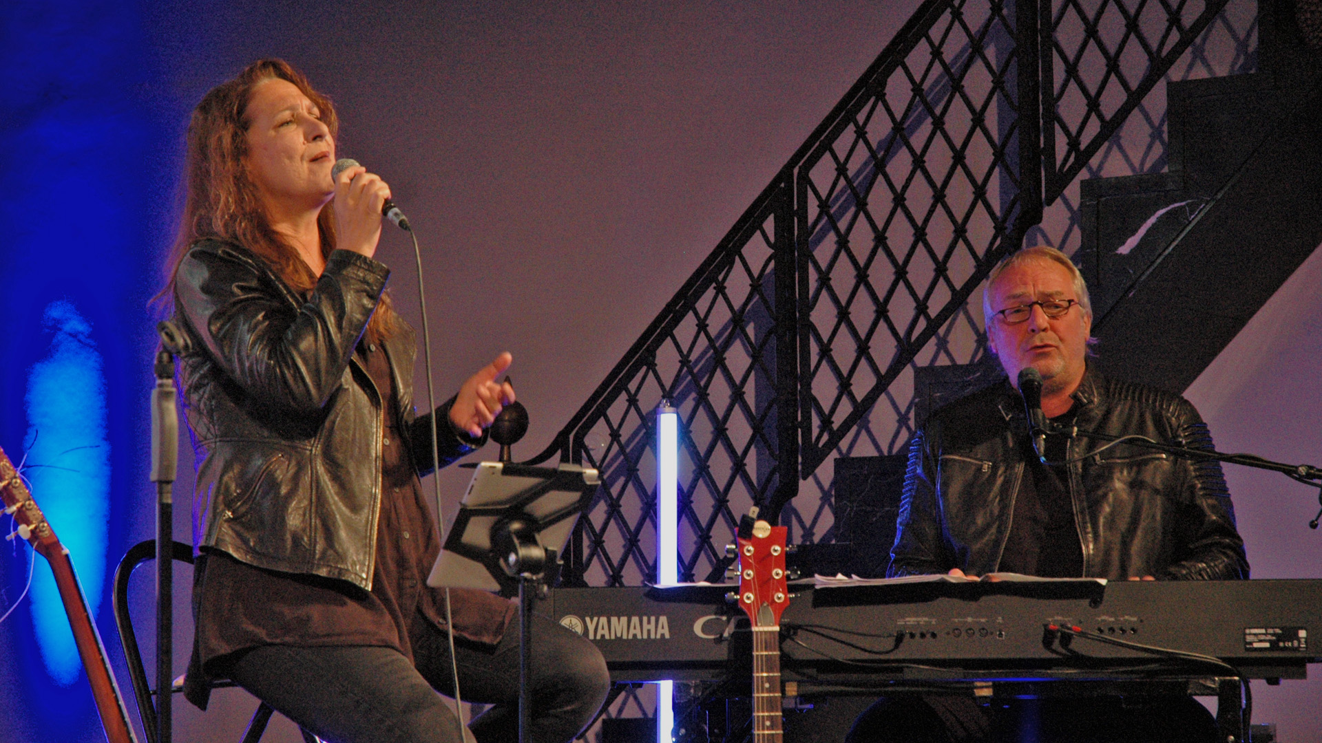 Musiker Helmut Jost und Ruthild Wilson untermalten den Gottesdienst musikalisch