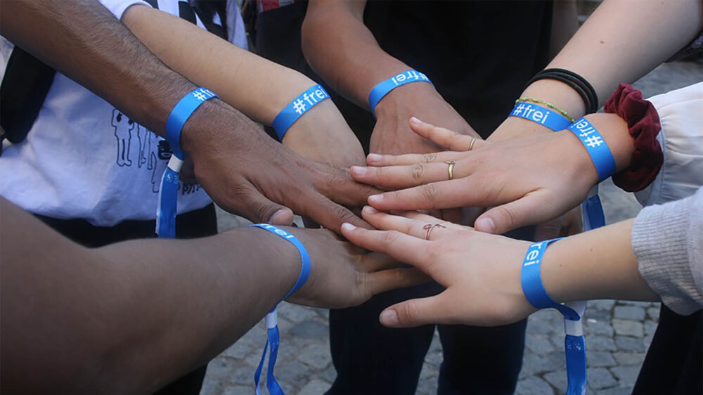Die christliche Menschenrechtsorganisation International Justice Mission (IJM) hat bei Aktionen in Deutschland und in der Schweiz auf Menschenhandel aufmerksam gemacht – wie hier am 13. Oktober 2018, als sie blaue Armbänder mit dem Hashtag #frei verteilte