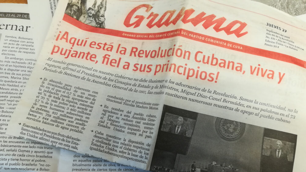 Der Titel der staatlichen kubanischen Tageszeitung Granma lautet: „Hier steht die kubanische Revolution, lebendig und florierend, treu zu ihren Prinzipien.“