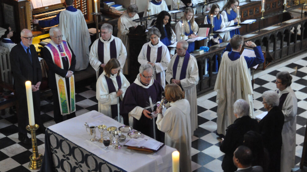 Die Anglikanische Kirche kann in der Optik römisch-katholisch erscheinen, ist aber dem Geiste nach eher reformiert-evangelisch