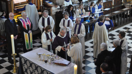Die Anglikanische Kirche kann in der Optik römisch-katholisch erscheinen, ist aber dem Geiste nach eher reformiert-evangelisch