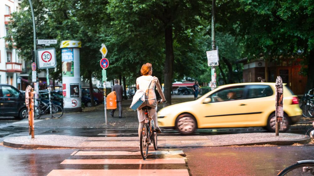 Knappe Situationen im Straßenverkehr sind Alltag. Was passiert, wenn kein Mensch mehr das Steuer in der Hand hat? Mit dieser Frage haben sich amerikanische Forscher in einer Studie zum autonomen Fahren beschäftigt.