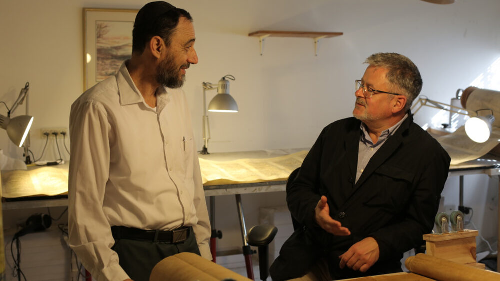 Christopher Clark (r.) mit Rabbi Yitzchak (l.), einem Sofer, der Thorarollen aus aller Welt repariert