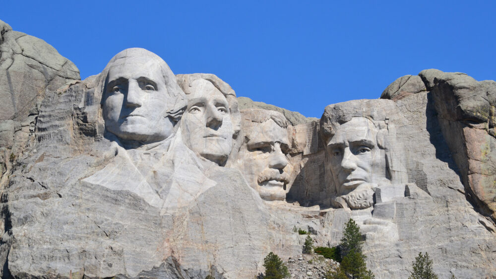 Das Mount Rushmore-Denkmal in South Dakota ist ein wichtiges zivilreligiöses Monument. Ginge es nach den Machern von „The Trump Prophecy", müsste auch „The Donald“ zu den amerikanischen Heiligen zählen.