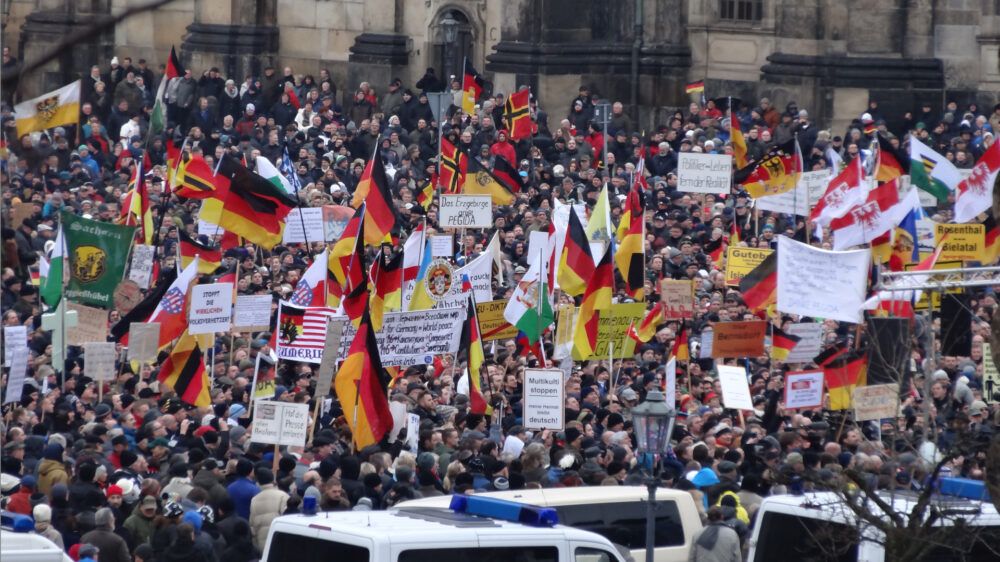 Pegida-Demo 2015 in Dresden: Theologe Christian Wolff hält solche Bewegungen für unvereinbar mit Kirche und dem christlichen Glauben.