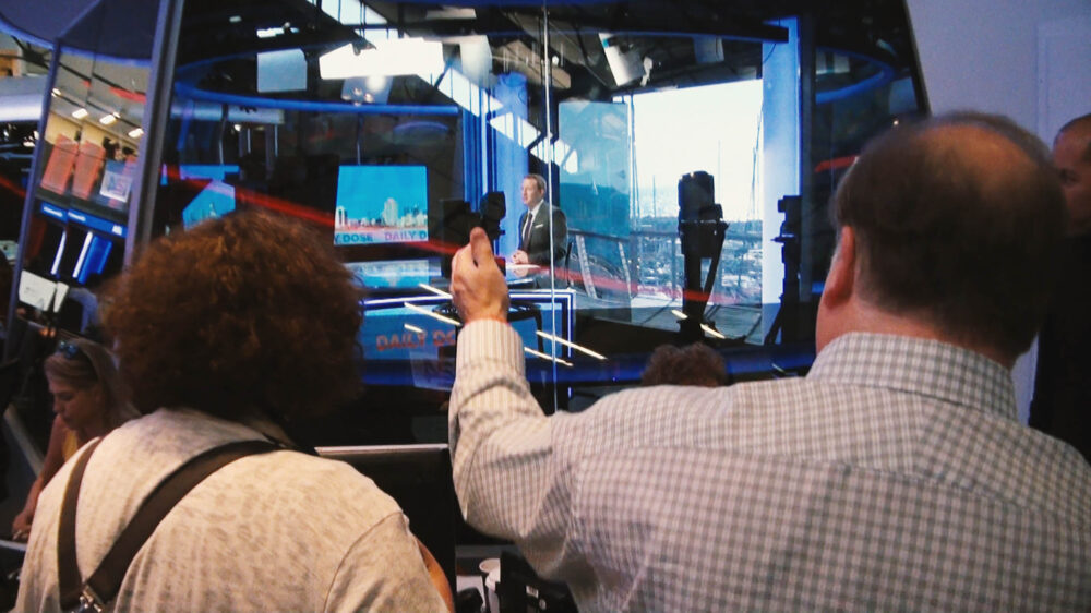 Der Programmleiter von i24news, Robert Wheelock, zeigt den Newsroom des Fernsehsenders i24news in Jaffa
