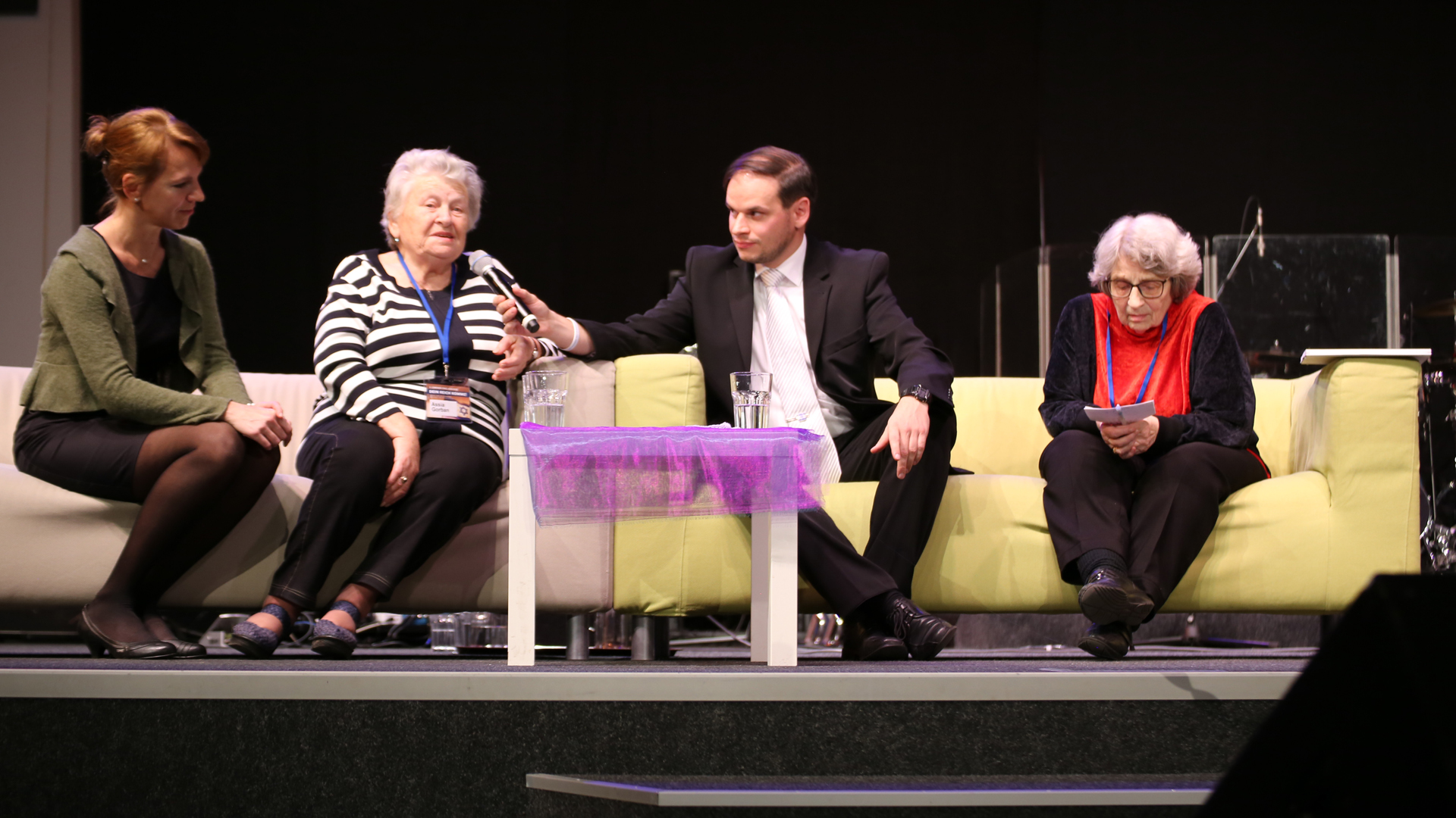 Frank Clesle von Zedakah im Gespräch mit den Holocaust-Überlebenden Frau Gorban (l.) und Frau Genin