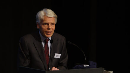 EKD-Ratsmitglied Andreas Barner erklärte vor den Synodalen, wie sich die Kirchensteuern entwickeln