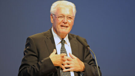 Ulrich Parzany ruft Pfarrer, Pastoren und Gemeindeleitungen dazu auf, die Autorität der Bibel als Wort Gottes neu anzuerkennen