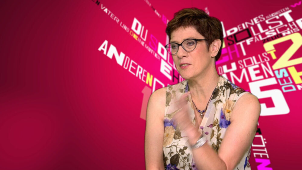 Welche Bedeutung haben die Zehn Gebote in heutigen Zeiten? Die Relevanz der biblischen Vorgaben kommentieren Prominente wie Politikerin Annegret Kramp-Karrenbauer (CDU) in der RTL-Show „10 Gebote – 10 Geschichten: Gelten die ältesten Regeln der Welt noch?“