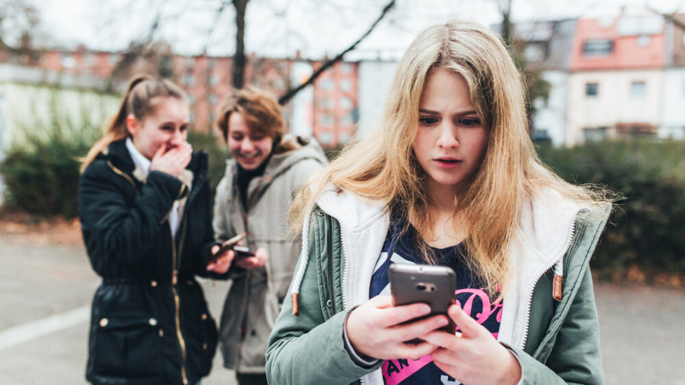 Viele Jugendliche sind dauernd online. Trotzdem sehen vier von zehn Befragten dieser Zielgruppe skeptisch in eine rein digitale Zukunft.