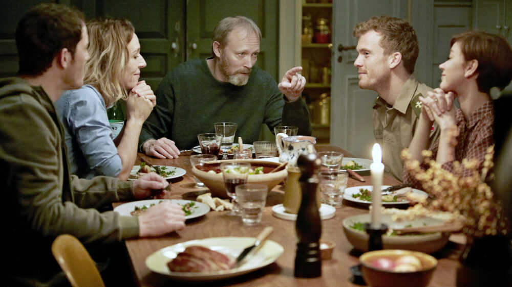 Pfarrerfamilie beim gemeinsamen Abendessen: Christian (Simon Sears), Elisabeth (Ann Eleonora Jørgensen), Johannes (Lars Mikkelsen), August (Morten Hee Andersen) und Emilie (Fanny Louise Bernth) (v.l.n.r.)